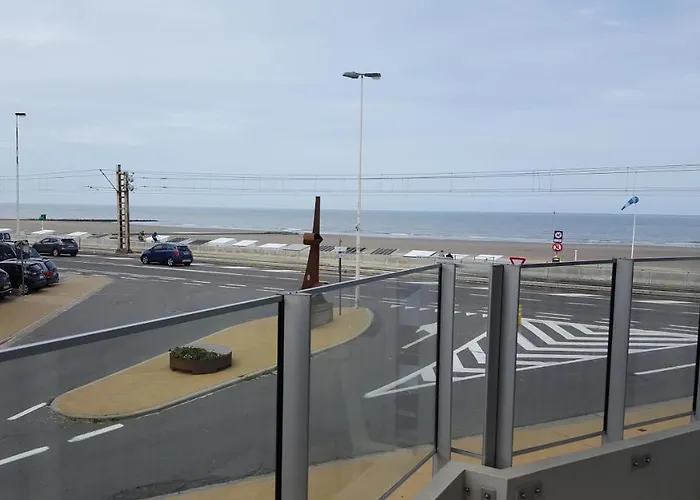 Studio Raversijde With Sea View